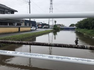 現場近くの川も怖かったです・・・