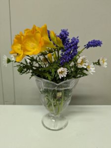 フリージアとムスカリとスノボール